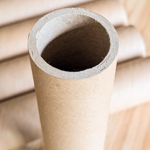 Tubos de papelão grosso de 50 mm com 230 mm de comprimento, resistentes e de alta qualidade.