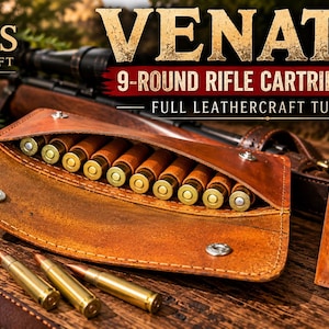 Può includere: Una custodia in pelle marrone per 9 cartucce da fucile con chiusure a scatto in metallo. La custodia è aperta e mostra nove cartucce in ottone all'interno. Il testo GAIUS LEATHERCRAFT VENATOR 9-ROUND RIFLE CARTRIDGE POUCH è visibile.