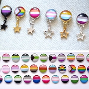 Può includere: Un set di 20 cabochon rotondi in vetro con vari design di bandiere arcobaleno. Ogni cabochon misura circa 2,5 cm di diametro e presenta un diverso design di bandiera, tra cui le bandiere transgender, lesbica, bisessuale, pansessuale e asessuale. I cabochon sono perfetti per progetti di artigianato, come la creazione di gioielli, portachiavi e magneti.