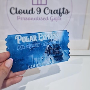 Pu&ograve; includere: Biglietto blu e bianco del Polar Express con il testo "All Aboard - Admin One" e "Louie Clark".