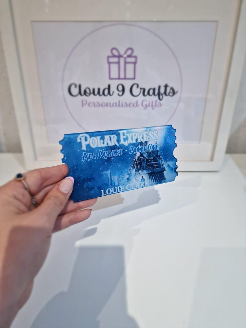 Pu&ograve; includere: Biglietto blu e bianco del Polar Express con il testo "All Aboard - Admin One" e "Louie Clark".