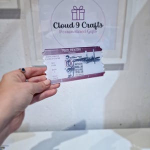 Pu&ograve; includere: Un biglietto di partita personalizzato con il nome "Paul Heaton" stampato su di esso. Il biglietto &egrave; per una partita di calcio a Bramall Lane, Sheffield United Football Club. Il biglietto &egrave; un regalo personalizzato di Cloud 9 Crafts.