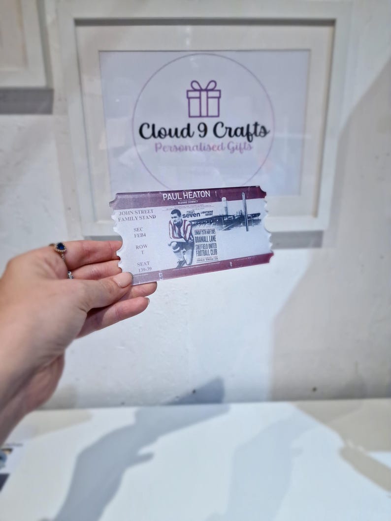Pu&ograve; includere: Un biglietto di partita personalizzato con il nome "Paul Heaton" stampato su di esso. Il biglietto &egrave; per una partita di calcio a Bramall Lane, Sheffield United Football Club. Il biglietto &egrave; un regalo personalizzato di Cloud 9 Crafts.