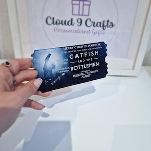 Pu&ograve; includere: Un biglietto in bianco e nero per un concerto di Catfish and the Bottlemen. Il biglietto dice "Buon Natale Gracie, Amore da Mamma, Pap&agrave; e Malachi XXX". Il concerto &egrave; il 13 giugno 2025 all'Heaton Park di Manchester. Il biglietto dice anche "Primalig 2025" e "Principality Stadium, Cardiff".