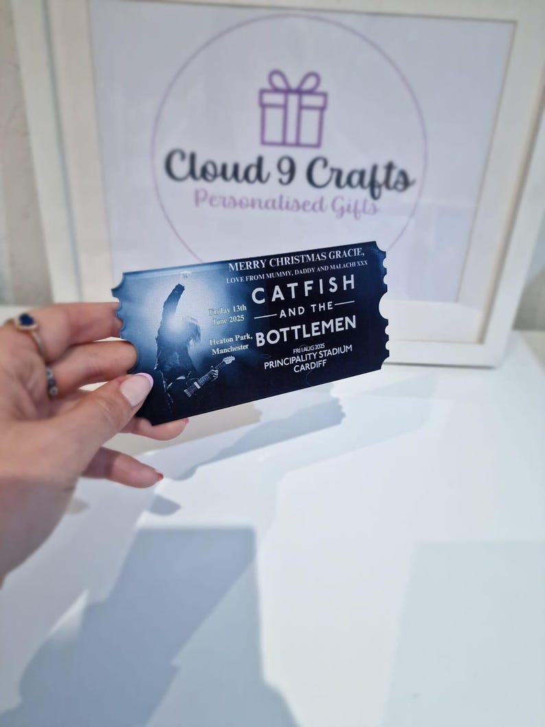 Pu&ograve; includere: Un biglietto in bianco e nero per un concerto di Catfish and the Bottlemen. Il biglietto dice "Buon Natale Gracie, Amore da Mamma, Pap&agrave; e Malachi XXX". Il concerto &egrave; il 13 giugno 2025 all'Heaton Park di Manchester. Il biglietto dice anche "Primalig 2025" e "Principality Stadium, Cardiff".