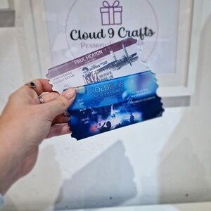 Pu&ograve; includere: Due biglietti per concerti, uno per Paul Heaton e uno per i Coldplay. Il biglietto dei Coldplay &egrave; blu e presenta una band che suona sul palco. Il biglietto di Paul Heaton &egrave; rosso e presenta una foto del musicista.