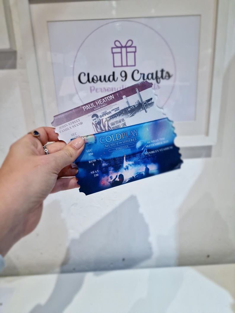 Pu&ograve; includere: Due biglietti per concerti, uno per Paul Heaton e uno per i Coldplay. Il biglietto dei Coldplay &egrave; blu e presenta una band che suona sul palco. Il biglietto di Paul Heaton &egrave; rosso e presenta una foto del musicista.
