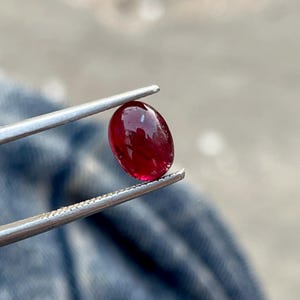 Rubin cabochon. Obehandlad. Rubin, 1,85 karat. 8 x 6 mm rubin cabochon. Duvblodsrubin oval, röd rubin. Oval cabochon, 100 % rubin oval.
