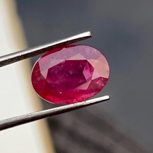 Rubino naturale rosso sangue di piccione, qualità rara con certificato, (1,30 ct) 6x8,50 mm. Rubino rosso sfaccettato ovale. Pietra preziosa di rubino, rubino non riscaldato.
