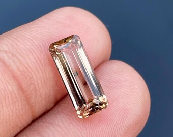 Naturalny dwukolorowy turmalin Octagon, fasetowany turmalin z Afryki do biżuterii. 3,75 ct. Brązowo-złoty dwukolorowy turmalin. 5,70 x 14 mm