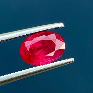Naturlig rubin ouppvärmd duvblodröd SÄLLSYNT kvalitet med certifikat, 1,40 ct. 5,50x7,50 mm. Rubin oval fasetterad röd rubin, AAA RUBY, rosa