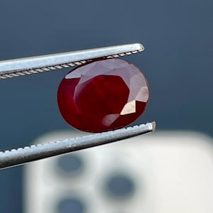 Naturlig rubin, ouppvärmd duvblodröd, SÄLLSYNT kvalitet med certifikat, 2,25 ct. 7x8,50 mm rubin, oval fasetterad röd rubin,