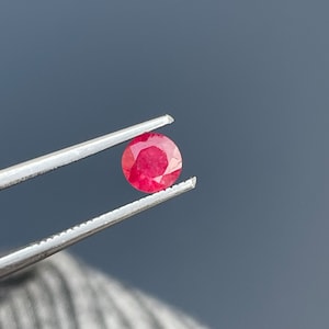Natürlicher Rubin Nicht erhitzt Pinkisch-Rot mit Zertifikat, 0,68cts (• 5mm •) Rubin Rund facettiert,