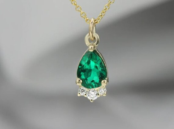 Emerald mothers day necklace deals