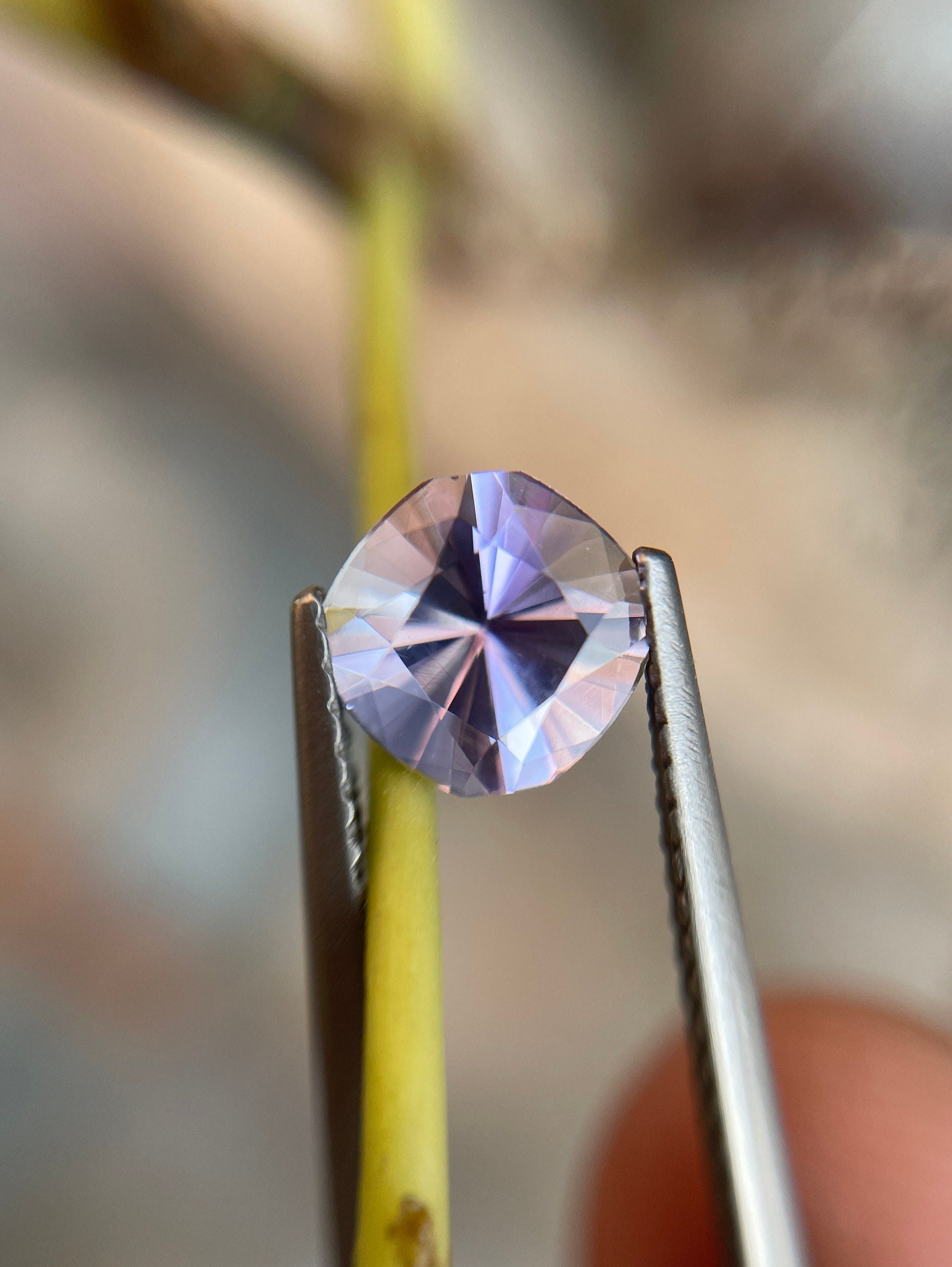 1.06カラットのクッションカットタンザナイト宝石：希少なピンク