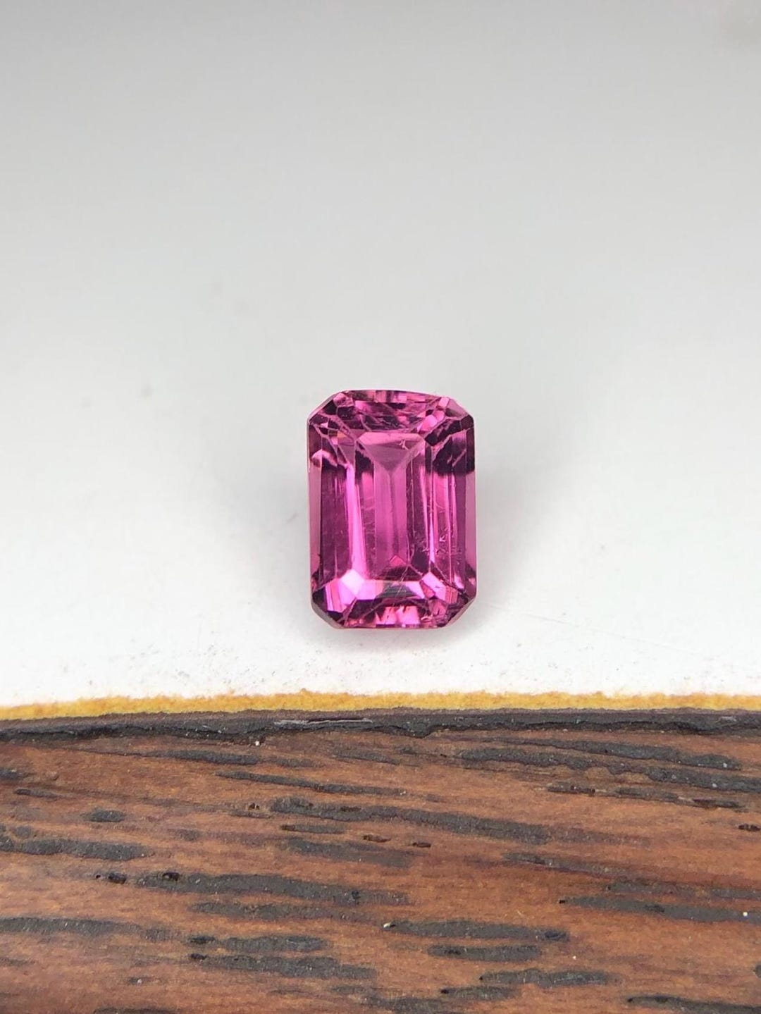 ホットピンクルベライトトルマリン：0.80カラットのオクタゴンカットの