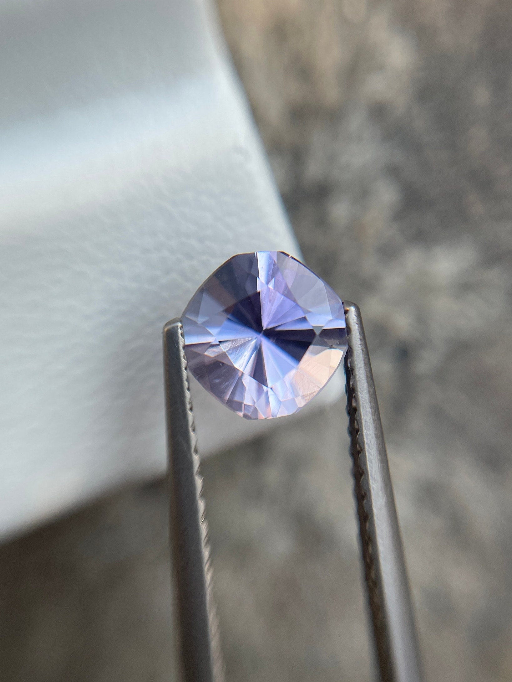 1.06カラットのクッションカットタンザナイト宝石：希少なピンク