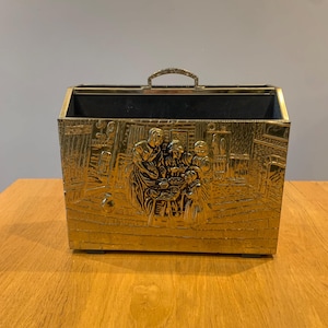 Porte-revues vintage en bois et laiton gaufré