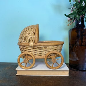 Vintage houten rieten babypoppenwagen | Rieten schommelbed voor teddyberen