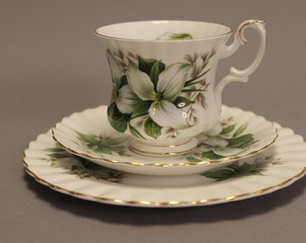 ROYAL ALBERT Bone China England "Trillium" Cup and Saucers Royal Albert Made in England