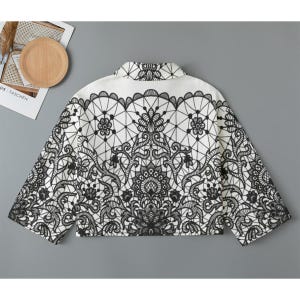 Jaqueta feminina Vela cropped de algodão preta e branca