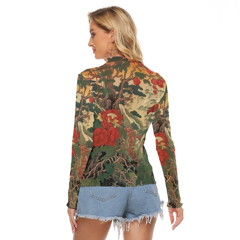 Peut inclure: Un haut &agrave; manches longues avec un imprim&eacute; floral et paysager d&eacute;taill&eacute; en rouge, vert et beige. Le haut a un col montant et des manches ajust&eacute;es. Le motif comprend de grandes fleurs rouges et un motif paysager d&eacute;taill&eacute;.