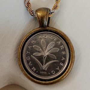 2 ungerska forinter 2000, halsband med hänge och mynt + extra aromatisk duschgel, väckarklocka och doftljus