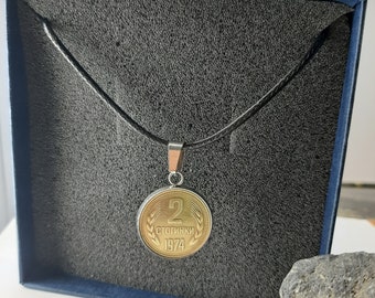 Bulgarie 5 Stotinki, 1974, collier avec pendentif et pièce de monnaie