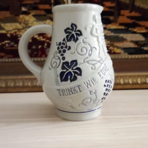 Könnte beinhalten: Ein Set aus drei Keramikbechern mit gesprenkelter, matter Oberfläche. Die Becher sind in Creme-, Hellbraun- und Dunkelbrauntönen gehalten. Jeder Becher hat ein schlichtes, minimalistisches Design.