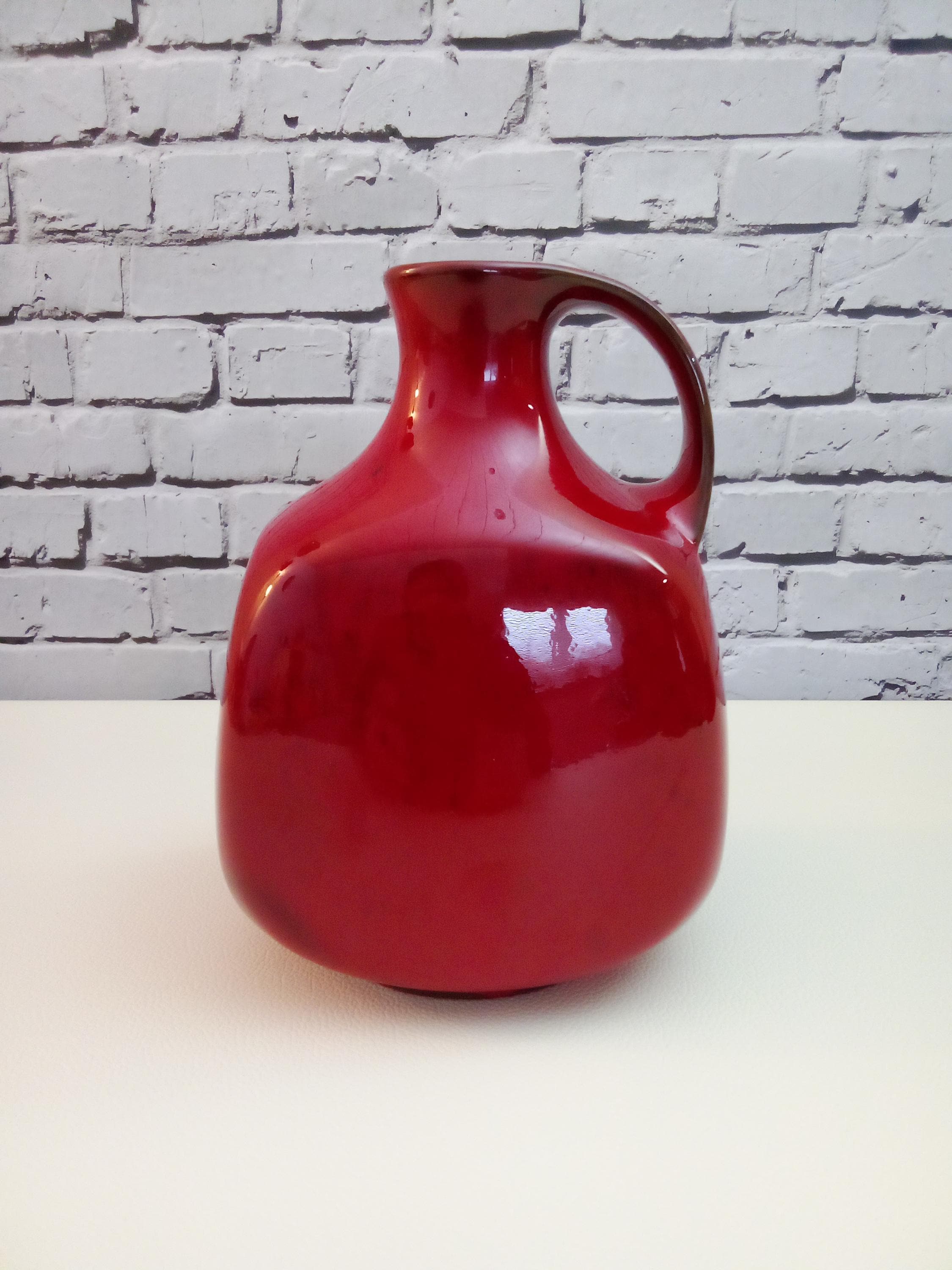 Pichet Henkel Années 70 En Verre Rouge – Forme Pomme – Bon état