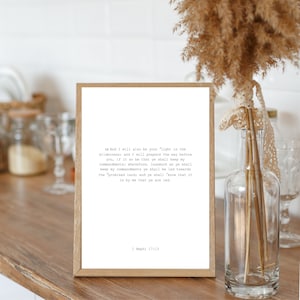 Puede incluir: Una impresión de arte de pared imprimible en blanco y negro con una cita del Libro de Mormón: "Y también seré vuestra "luz en el desierto", y prepararé el camino delante de vosotros, si guardáis mis mandamientos, por tanto, en la medida en que guardéis mis mandamientos, seréis conducidos hacia la "tierra prometida"; y sabréis que es por mí que sois conducidos." 1 Nefi 17:13