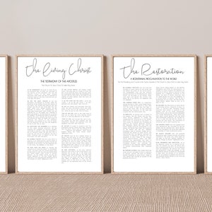 Puede incluir: Cuatro impresiones enmarcadas blancas con texto negro sobre una superficie marrón claro. Las impresiones se titulan "The Family", "The Living Christ", "The Restoration" y "The Articles of Faith".