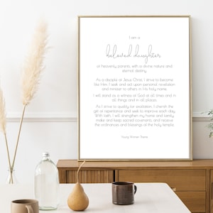 Peut inclure: Une affiche imprimable avec un fond blanc et du texte noir. Le texte dit "Je suis une fille bien-aimée de parents célestes, avec une nature divine et une destinée éternelle. En tant que disciple de Jésus-Christ, je m'efforce de devenir comme lui. Je cherche et agis sur la révélation personnelle et je sers les autres en son saint nom. Je serai un témoin de Dieu en tout temps et en toutes choses et en tous lieux. Alors que je m'efforce de me qualifier pour l'exaltation, je chéris le don de la repentance et je cherche à m'améliorer chaque jour. Avec foi, je renforcerai mon foyer et ma famille, je ferai et je respecterai les alliances sacrées, et je recevrai les ordonnances et les bénédictions du saint temple. Thème des Jeunes Filles."