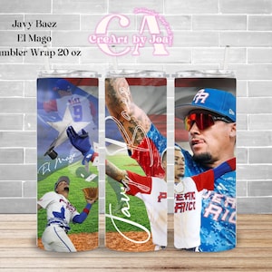 Może przedstawiać: Owijka na kubek o pojemności 590 ml z baseballistą Javy Baezem. Projekt zawiera zdjęcia Baez w akcji, flagę Portoryko i tekst "Javy Baez El Mago". Kubek ma białe tło z wzorem cegieł.