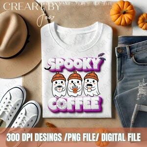 Puede incluir: Una camiseta blanca con un diseño gráfico de tres fantasmas con sombreros naranja y blanco que sostienen tazas de café. El texto "Spooky Coffee" está en letras moradas y blancas.