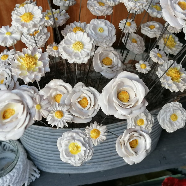 Fleurs en céramique blanche, mélange de fleurs avec 3 roses et 5 autres fleurs dans un ensemble