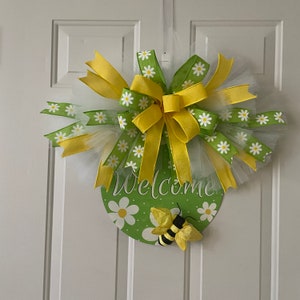 Green Daisy Rail Wreath or Door Hanger with Bumblebee accent