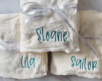 Personalized Throw Blanket Custom Name Blanket Cozy Comfort Gift Embroidered Cozy Blanket Fleece Soft Blanket for Kids Baby Mom Dad Friend