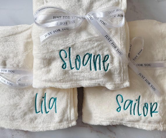 Personalized Throw Blanket Custom Name Blanket Cozy Comfort Gift Embroidered Cozy Blanket Fleece Soft Blanket for Kids Baby Mom Dad Friend