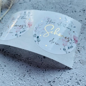 Adesivo C'è qualcosa di carino all'interno di etichette con fiori acquerellati metallizzati dorati, ordine regalo, grazie, fatto a mano, imballaggio aziendale, venditore