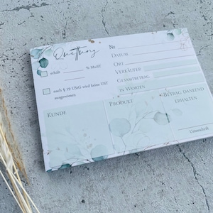 Könnte beinhalten: Eine weiße Quittungsvorlage mit floralem Design. Die Quittung hat Felder für Datum, Ort, Verkäufer, Gesamtbetrag und Kundeninformationen. Der Text "Quittung" befindet sich oben auf der Quittung.