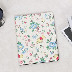 Winnie Pooh Boho Flowers iPad Case with Pencil Holder for iPad 11/10/9/8 2025 Air 7/6/5 13" 11" 10.9" 10.5" iPad Pro 12.9 Inch 2024 Mini 6/7
