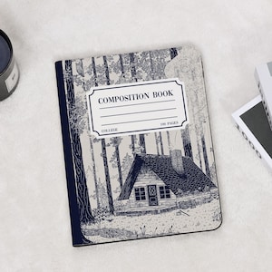 Peut inclure: Un cahier de composition avec une illustration en noir et blanc d'une cabane dans les bois. La couverture a une bordure bleue et le texte "COMPOSITION BOOK" dans un rectangle blanc. Les textes "COLLEGE" et "100 PAGES" sont également imprimés sur la couverture.