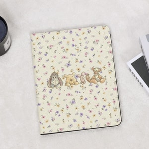 Winnie Pooh Cute Flower iPad Case with Pencil Holder for iPad 11/10/9/8 Air 7/6/5 13"11" 10.9" 10.5" Pro 12.9 Inch 2025 M3 M4 Mini 6/7 Cover