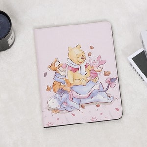 Schattige Winnie Pooh lichtroze iPad-hoes met potloodhouder voor iPad 11/10/9/8 2025 Air 7/6/5/4 13" 11" 10,9" 10,5" iPad Pro 12,9" 2024 Mini 6/7