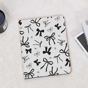 Black White Bow Simple iPad Case with Pencil Holder for iPad 11/10/9/8 Air 7/6/5 13&quot; 11&quot; 10.9&quot; 10.5&quot;, iPad Pro 12.9 Inch 2024 Mini 6/7 Cover
