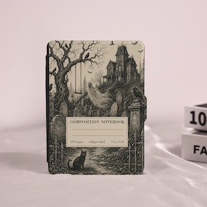 Puede incluir: Un cuaderno de composición con una ilustración en blanco y negro de una casa encantada, un cementerio, un fantasma y un gato negro. La portada incluye el texto COMPOSITION NOTEBOOK, 110 pages, college-ruled y 7.5 x 9.25 inches en una etiqueta.