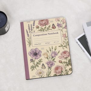 Puede incluir: Un cuaderno de composición con una cubierta de color crema que presenta ilustraciones botánicas de flores moradas y rosas, follaje verde y mariposas. El texto dice Composition Notebook, College Ruled, 120 Pages y 8.5 pulgadas por 11 pulgadas.