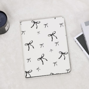 Simple Black Bows iPad Case with Pencil Holder Cover for iPad 11/10/9/8 A16 2025 10.9&quot; 10.5&quot; Air 7/6/5th 13&quot; 11&quot; iPad Pro 12.9 Inch Mini 6/7