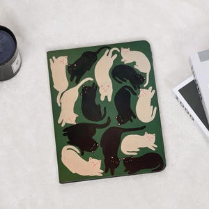 Black White Cat Green iPad Case with Pencil Holder for iPad 11/10/9 Air 7/6/5 13" 11" 10.9" 10.5" iPad Pro 12.9 Inch iPad Mini 6 Mini 7 2025